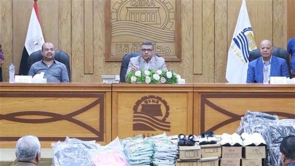 Qena Governor oversees 100 backpacks distribution
