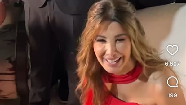 Nancy Ajram Teases Journalists in Carthage
