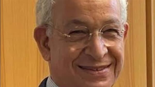 رئيس جامعة القاهرة يهنئ هلال بالوسام الفرنسي