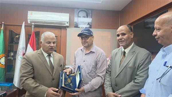 مدير مدرسة ميت الفرماوي يُظهر جروحه بعد اعتداء ولي الأمر