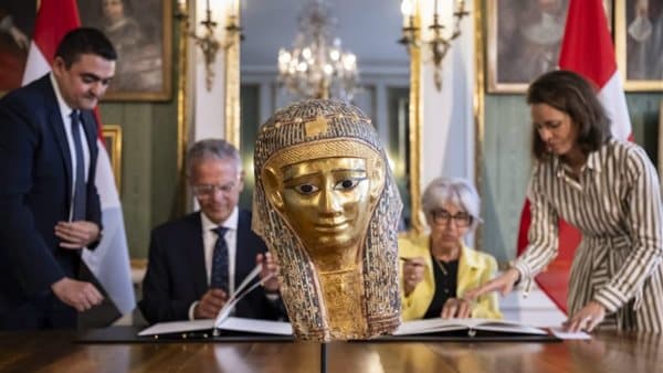 Egypt retrieves ancient gold mask from Switzerland