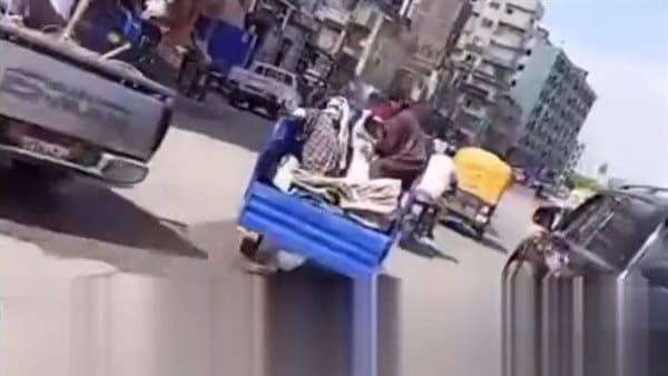 Young man pursues women stealing rice in Abu Hammad