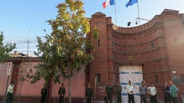 فرنسا تستدعي سفير إيران بعد إغلاق مركزها