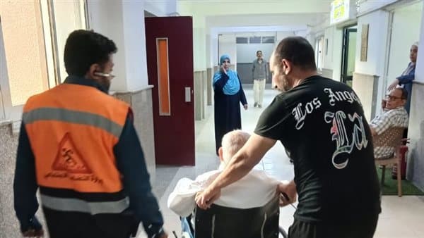 السلطات تتعامل مع مسن بلا مأوى في القليوبية