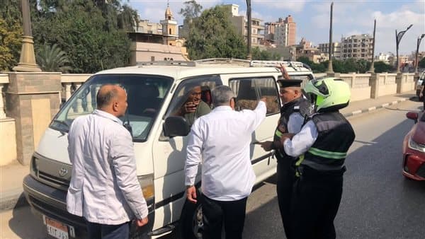 محافظ الدقهلية يلاحق مخالفة ميكروباص بجوار سندوب