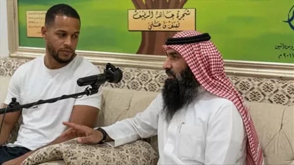 نجم نيجيريا السابق يعتنق الإسلام