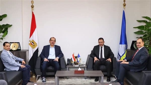Damietta governor discusses health system with deputy minister