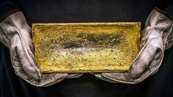 Gold Faces Global Pressure Amid $4,000 Break Risks