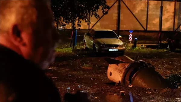 Kyiv hit by two blasts amid missile threat