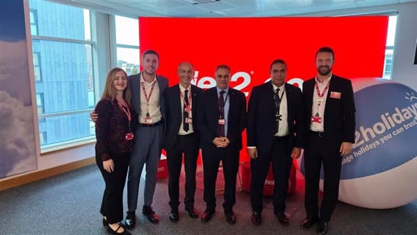 Tourism Official Visits Egyptian Pavilion
