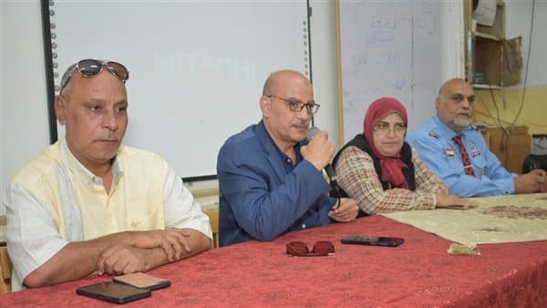 مدير تعليم سوهاج يناقش خطط الإخلاء مع مديري المدارس
