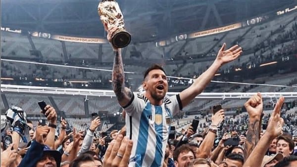 Messi's farewell: Helicopter with jersey over Rosario