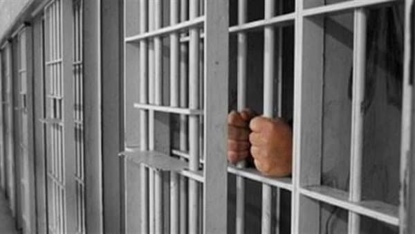 Worker held for shoe shop embezzlement