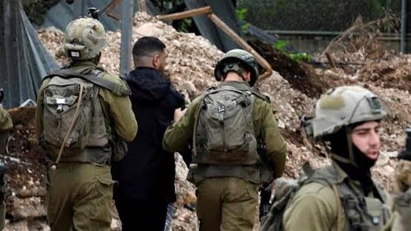 احتلال يداهم منازل ويحتجز فلسطينيين
