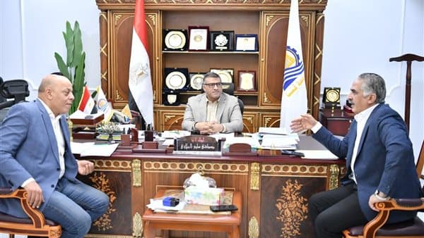 محافظ قنا يلتقي النواب لمناقشة مطالب المواطنين