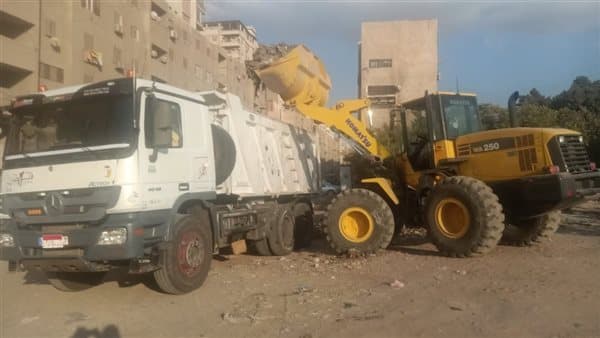 نقل 200 طن من مخلفات الهدم في حي غرب المنصورة