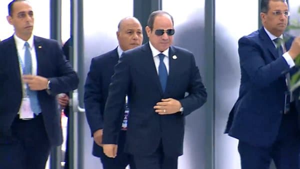 Malaysian Prime Minister greets Sisi at KLIA