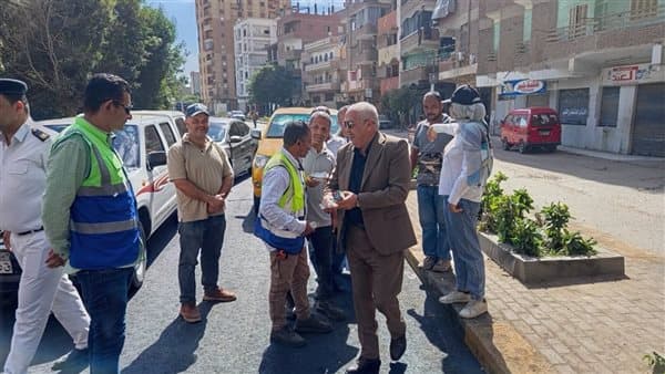 رئيس مدينة طوخ يوزع العصائر على العمال