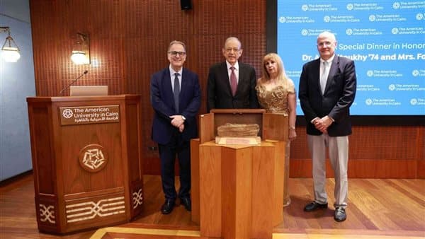 الجامعة الأمريكية تكرم عاطف الطوخي لدوره في التعليم