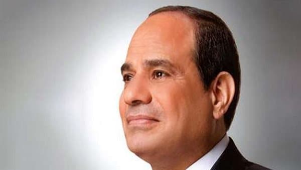 السيسي يتلقى هدية من رئيس الأكاديمية