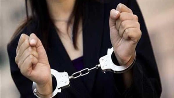 Woman forces businessman to sign notes
