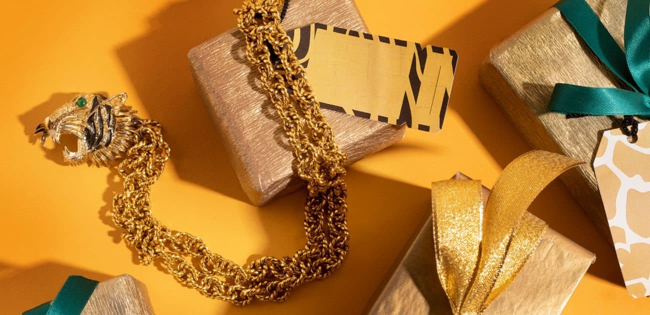 تنسيق الإكسسوارات الذهبية مع ملابسك