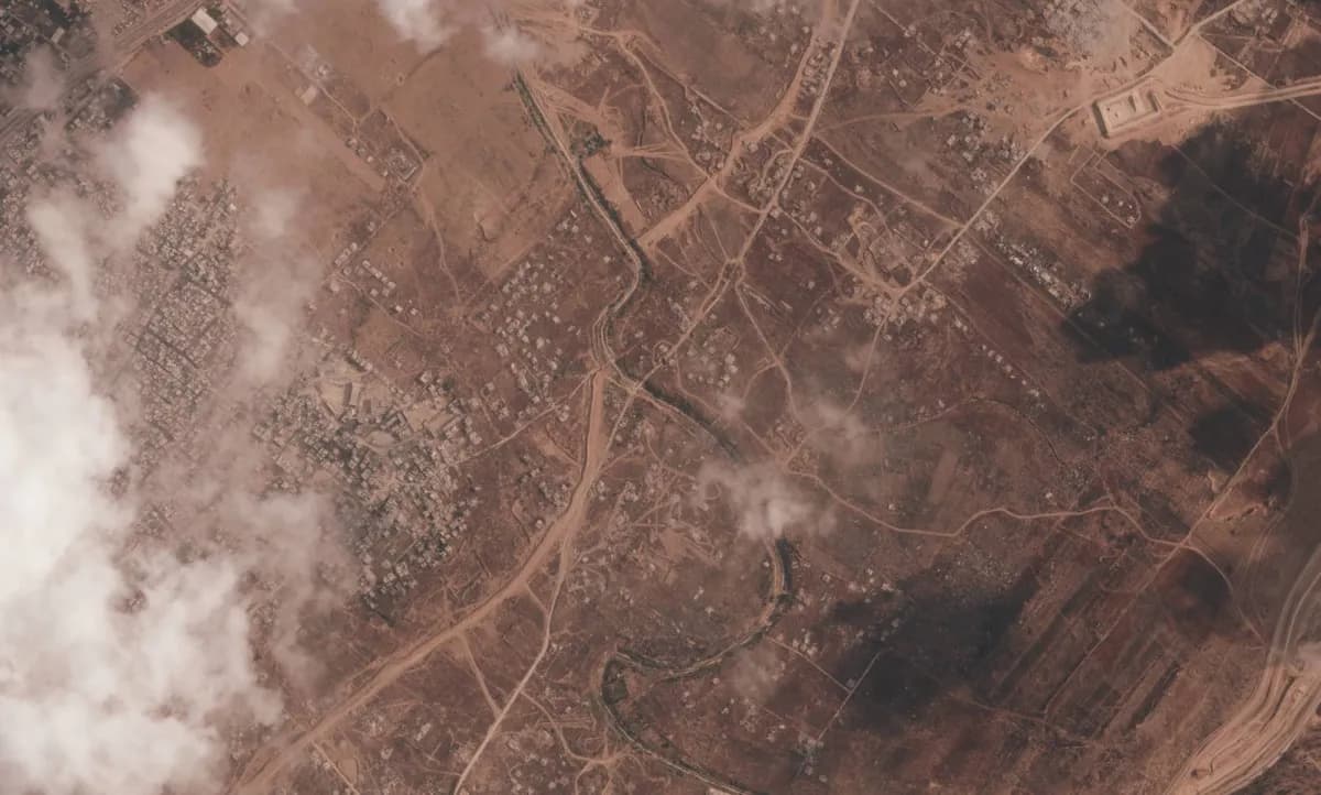 Israel constructs earthen wall in Gaza