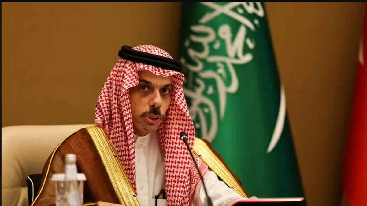 Foreign Minister Discusses Regional Updates with Emirati Counterpart