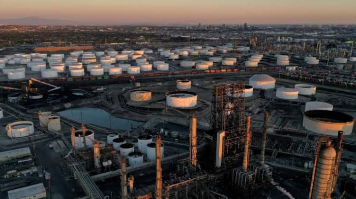 Oil stocks rise by 2.6M barrels