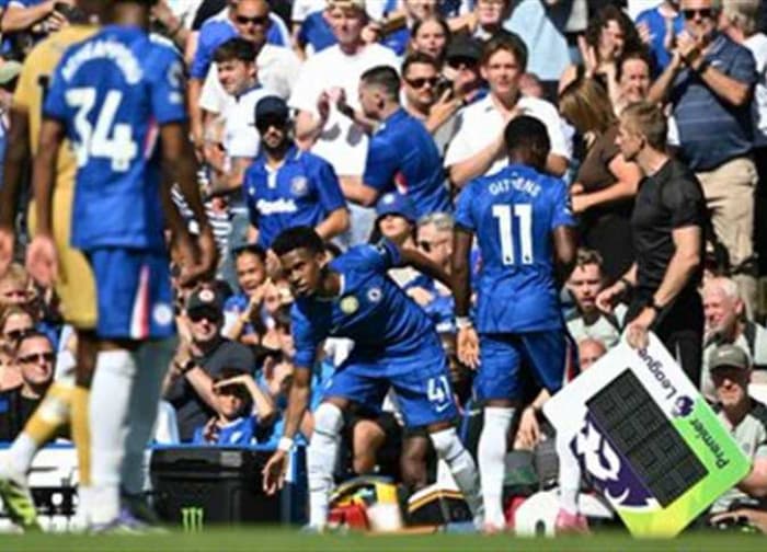 Chelsea sets British record signing Rogers