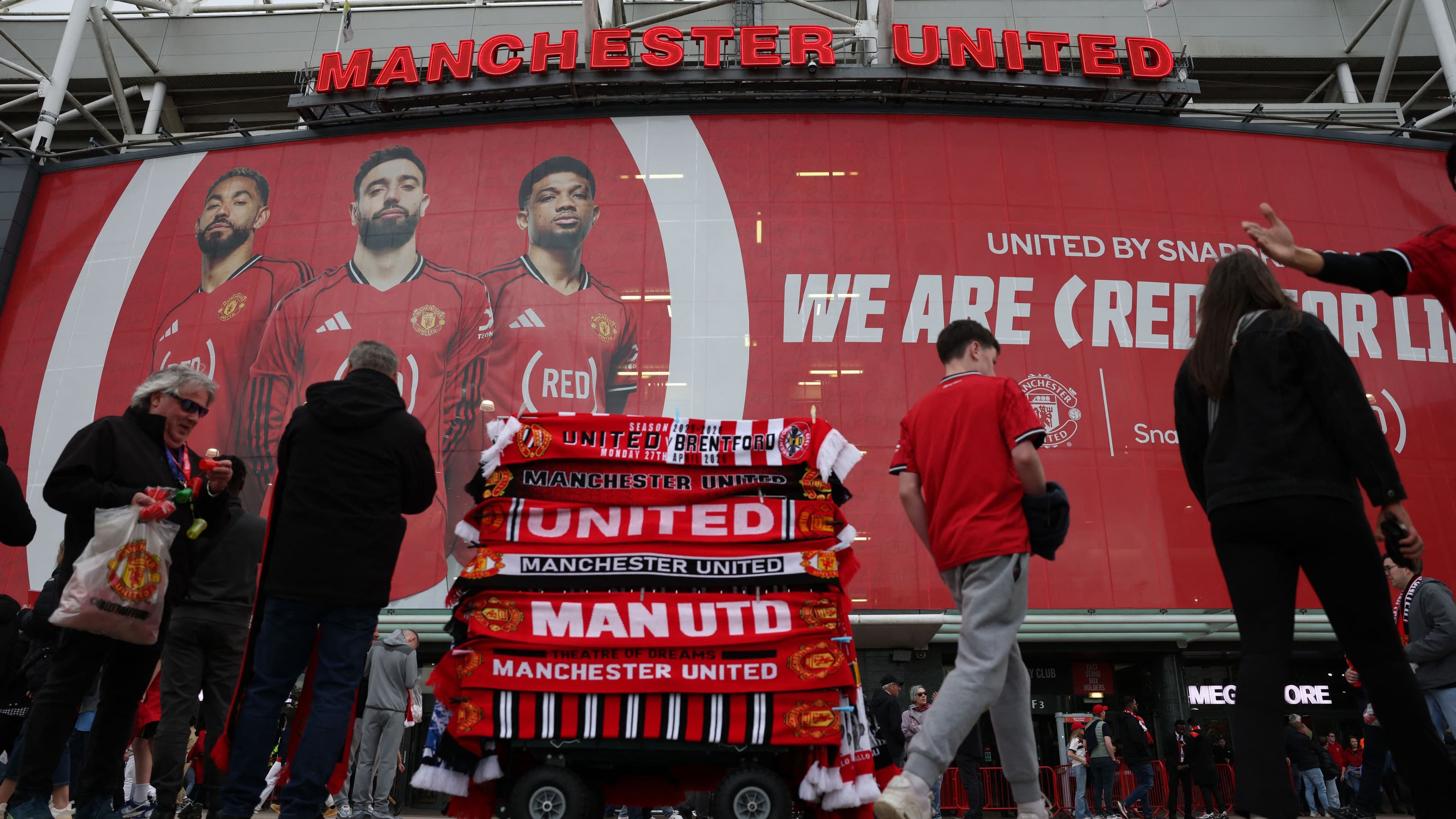 Manchester United fans express anger before PL start
