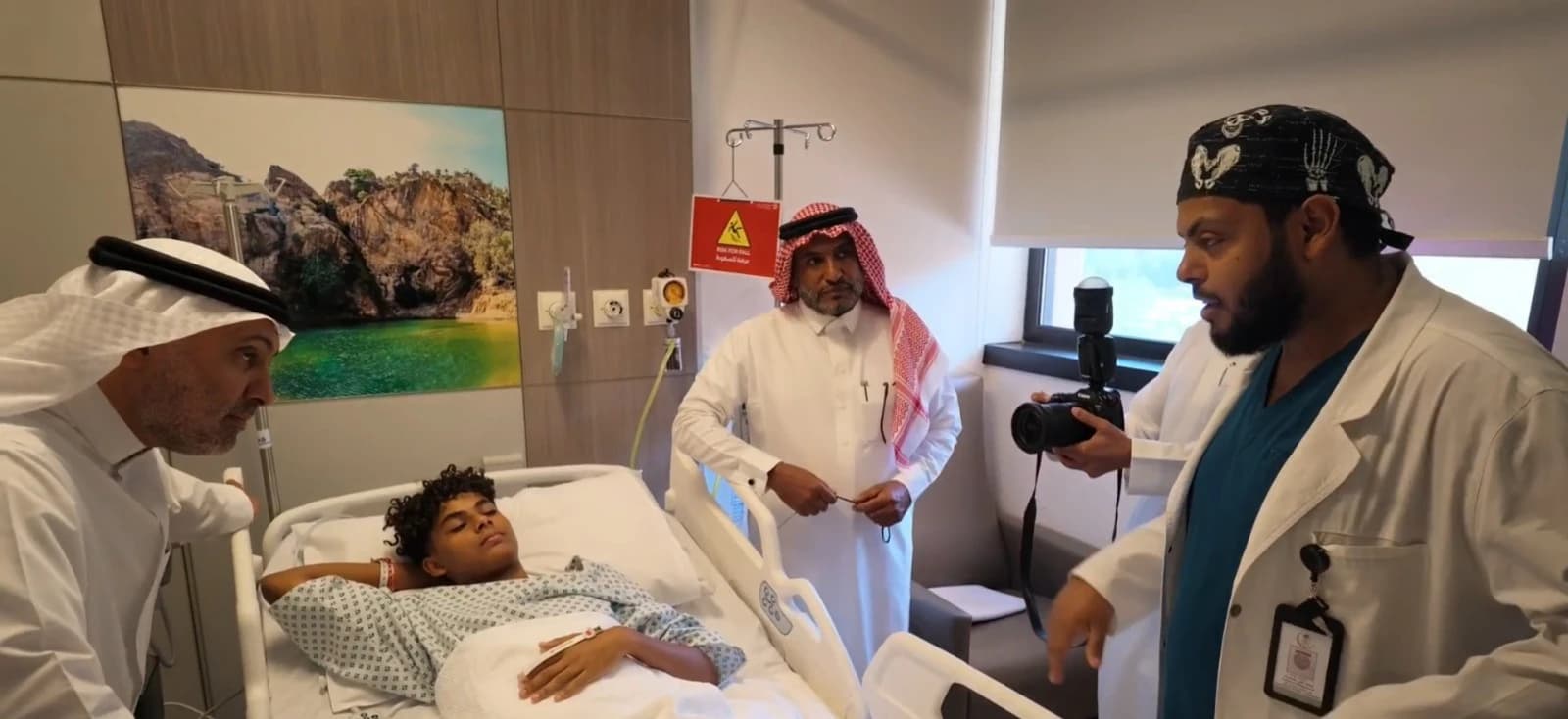 وزير الصحة يطلع على مصابي الاعتداء الحوثي على مطار الملك خالد