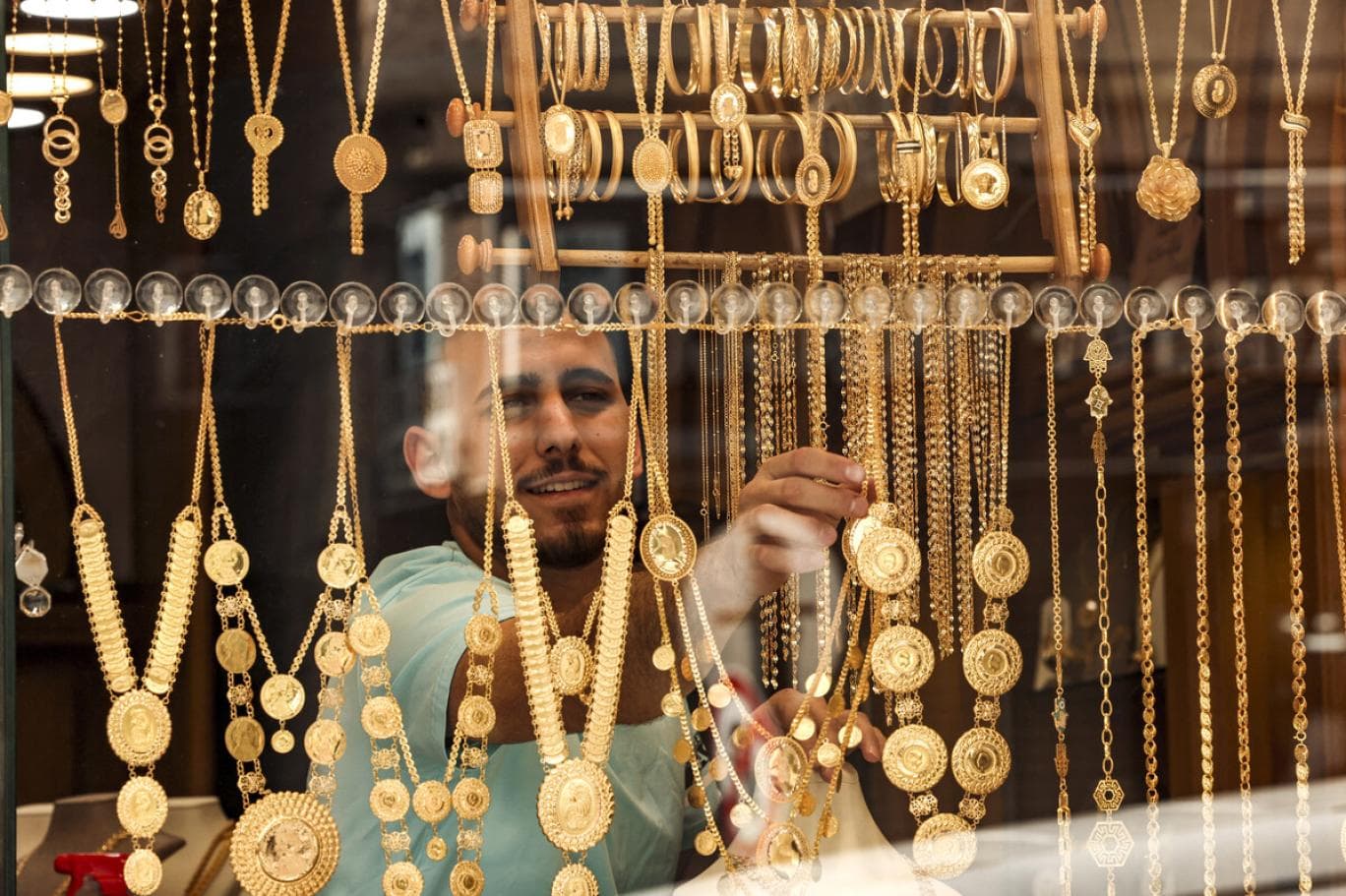 Gold prices rise in August