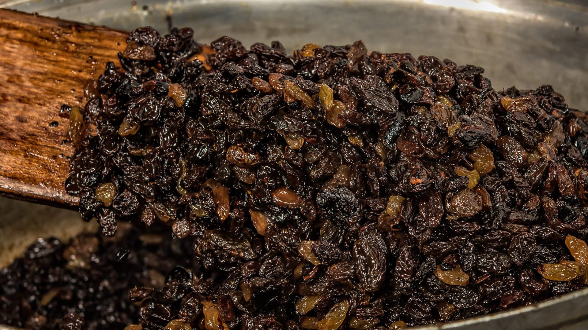 Benefits of Drinking Raisin Water