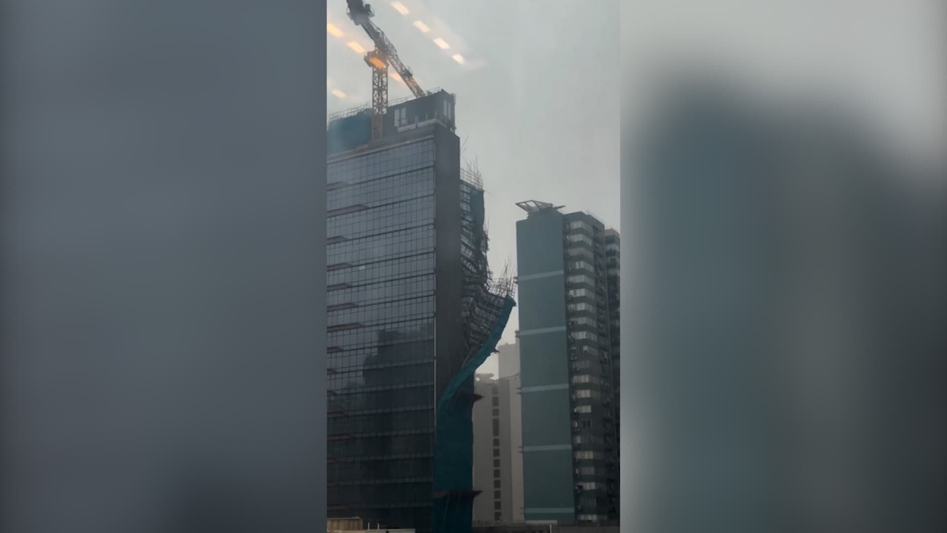 Camera records scaffold collapse during China’s 2026 hurricane