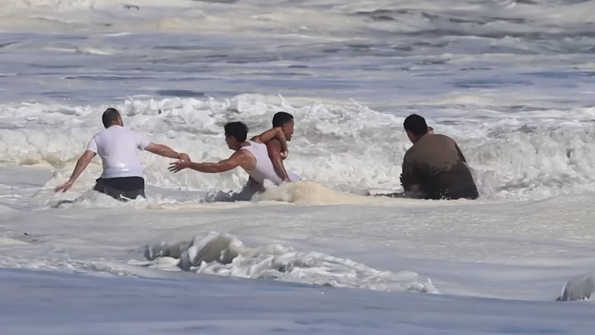 Heroic rescue on California beach