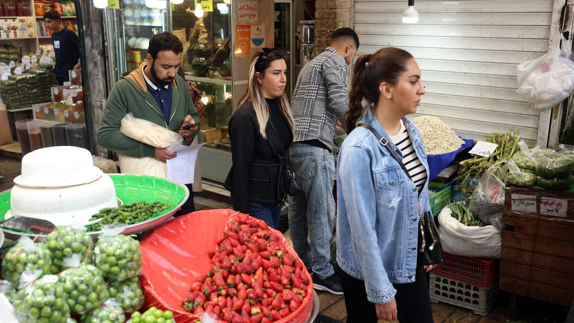 Inflation deepens Iran's poverty crisis