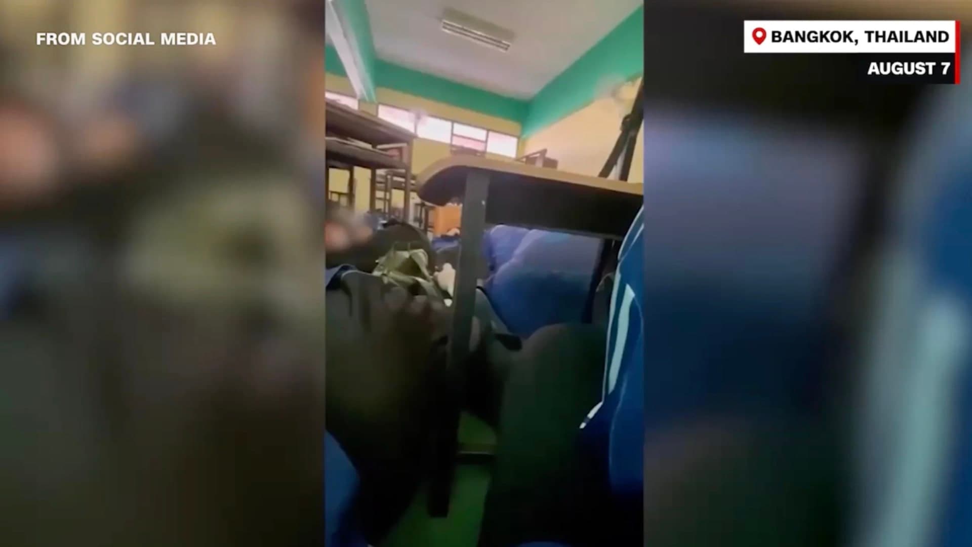 طلاب يختبئون تحت الطاولات خلال حادث إطلاق نار في مدرسة بتايلاند