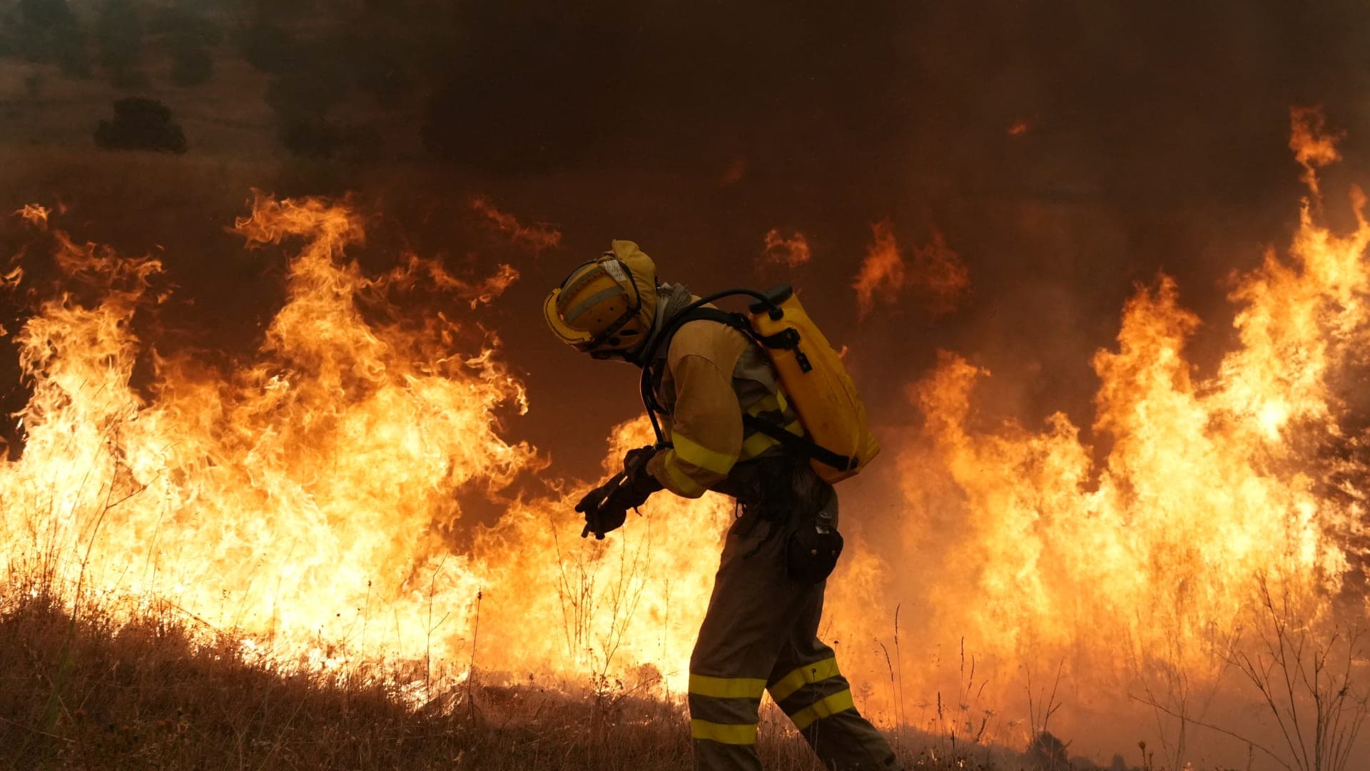 Wildfires prompt large evacuations near Madrid