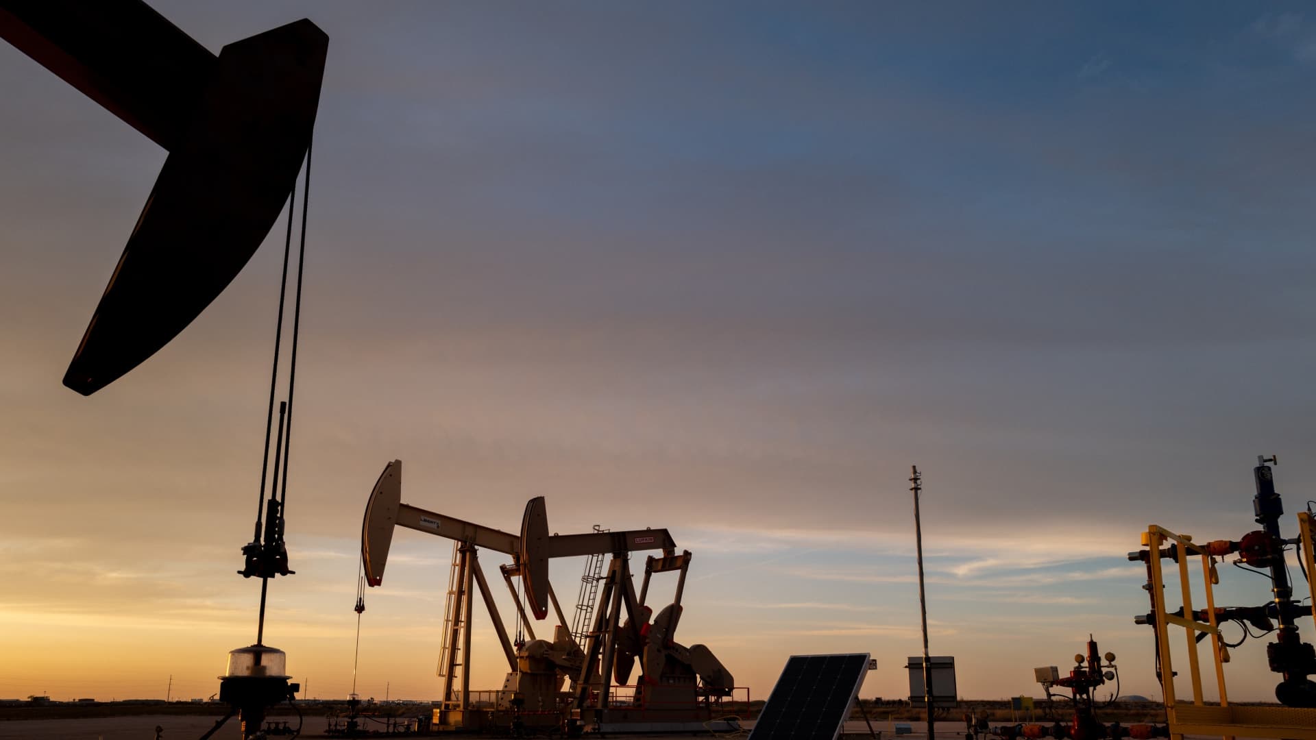 Oil prices fall over 5 percent