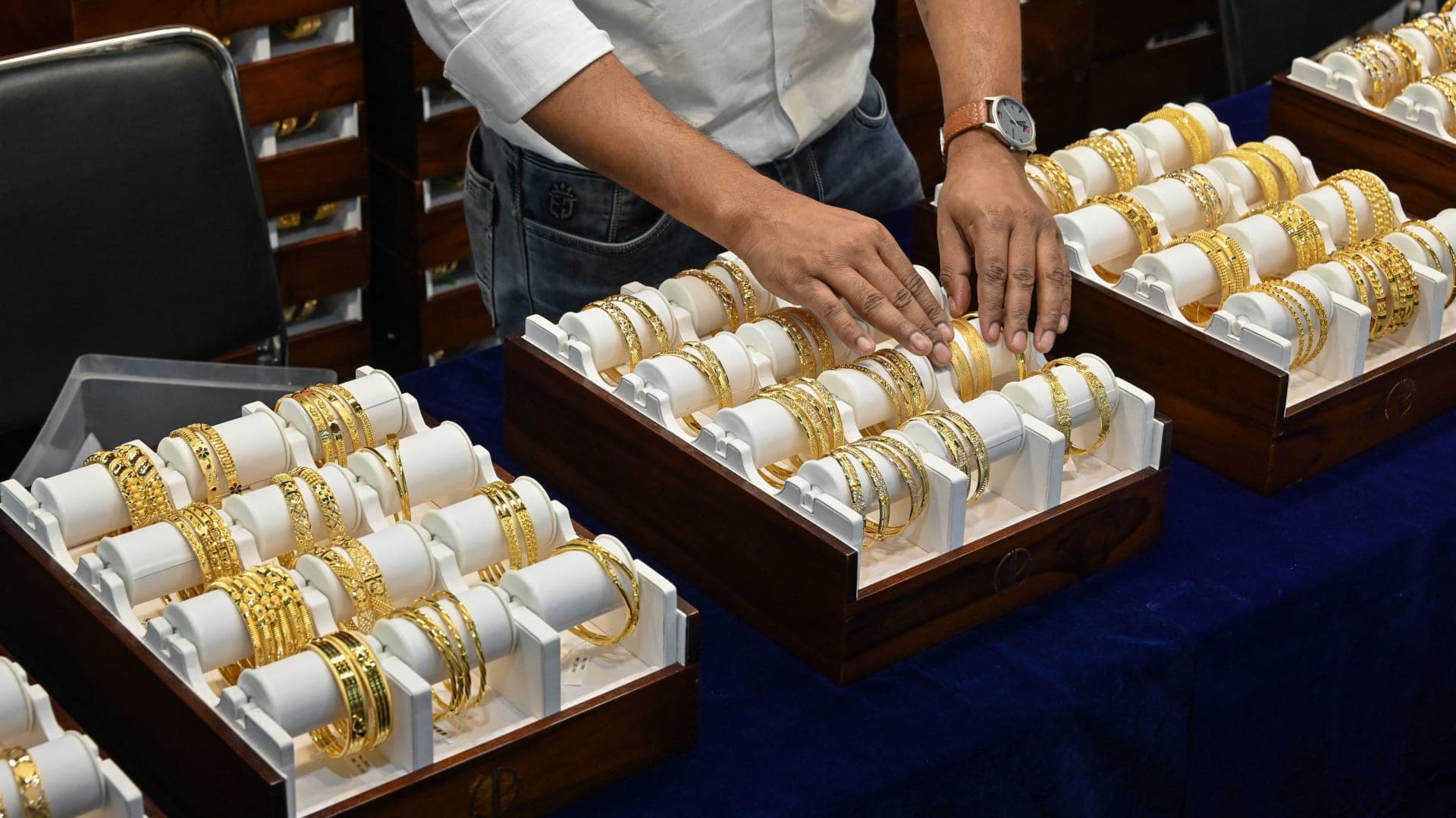 Egypt gold gains amid market pressures