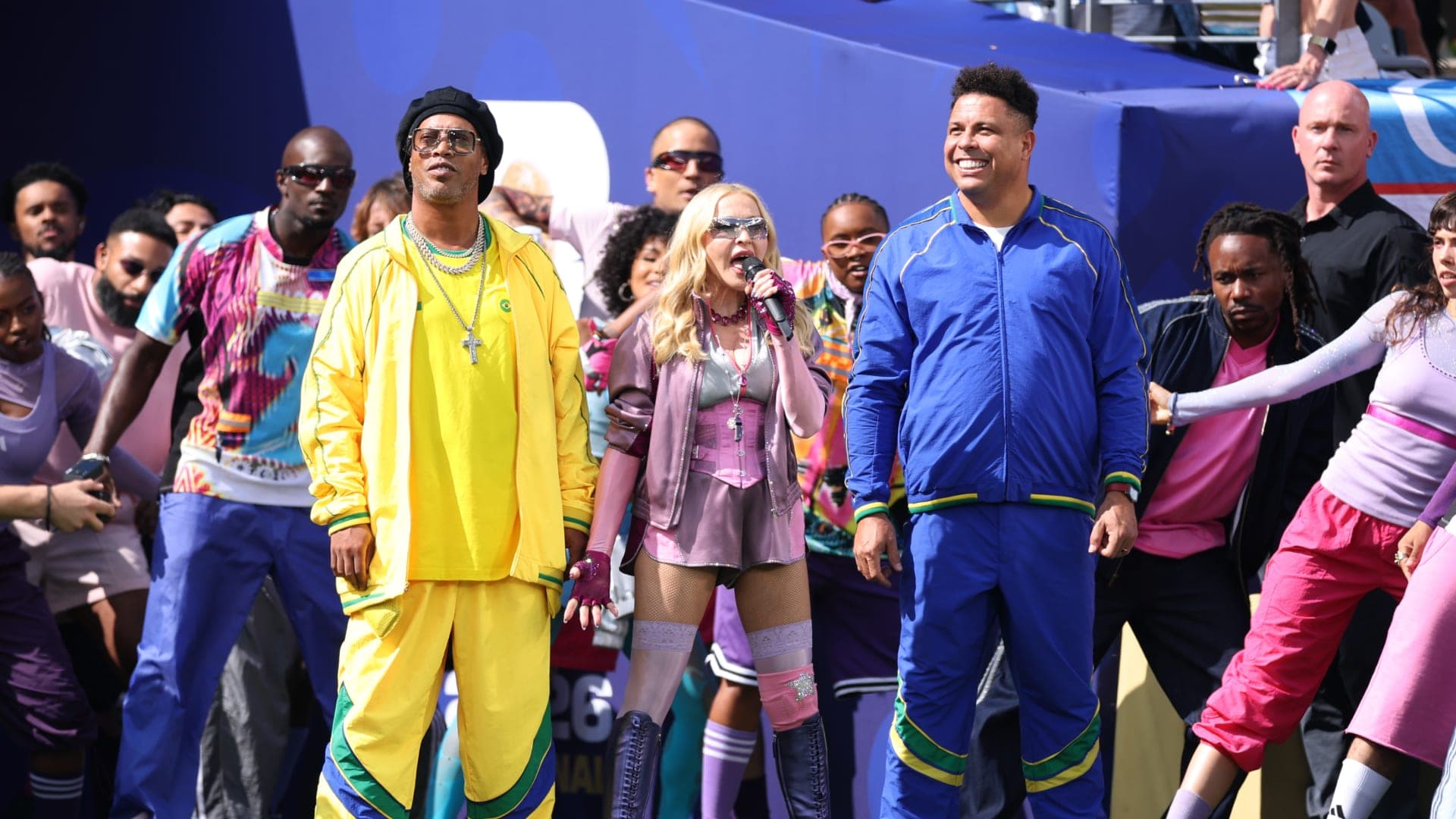 Ronaldo and Ronaldinho Perform at World Cup Halftime