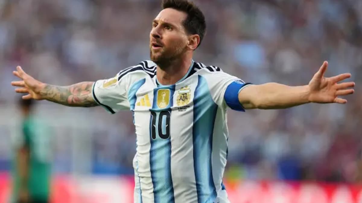 Lionel Messi, Tom Brady, Novak Djokovic and More Stars Share Legendary Selfie in Epic Meeting
