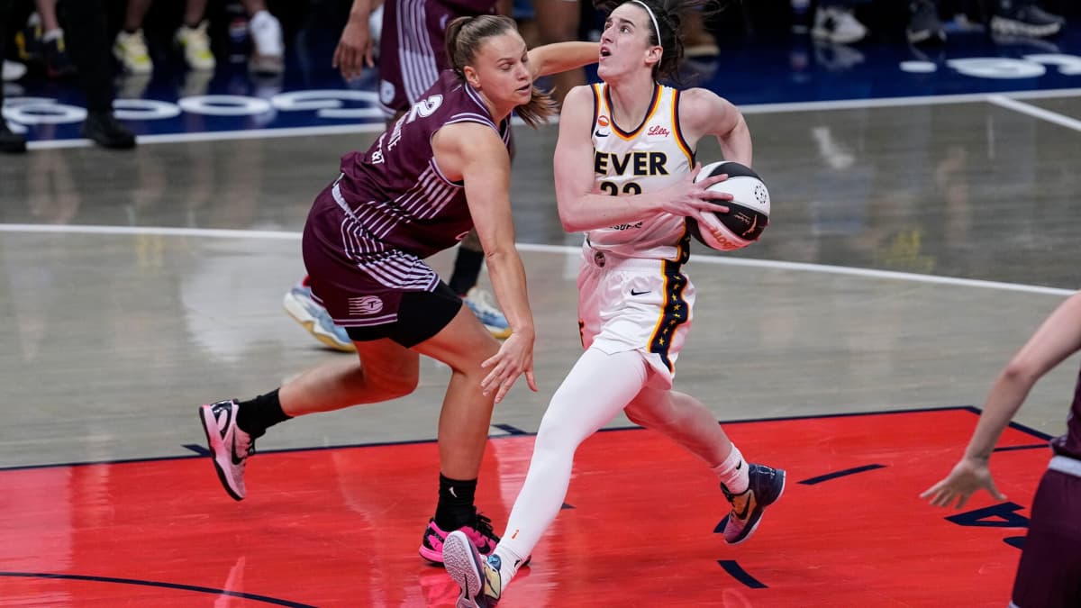 ستيفن إيه. سميث يهاجم WNBA ويصف جدال كايتلين كلارك بأنه "تبادل كرة الطاولة سياسي"