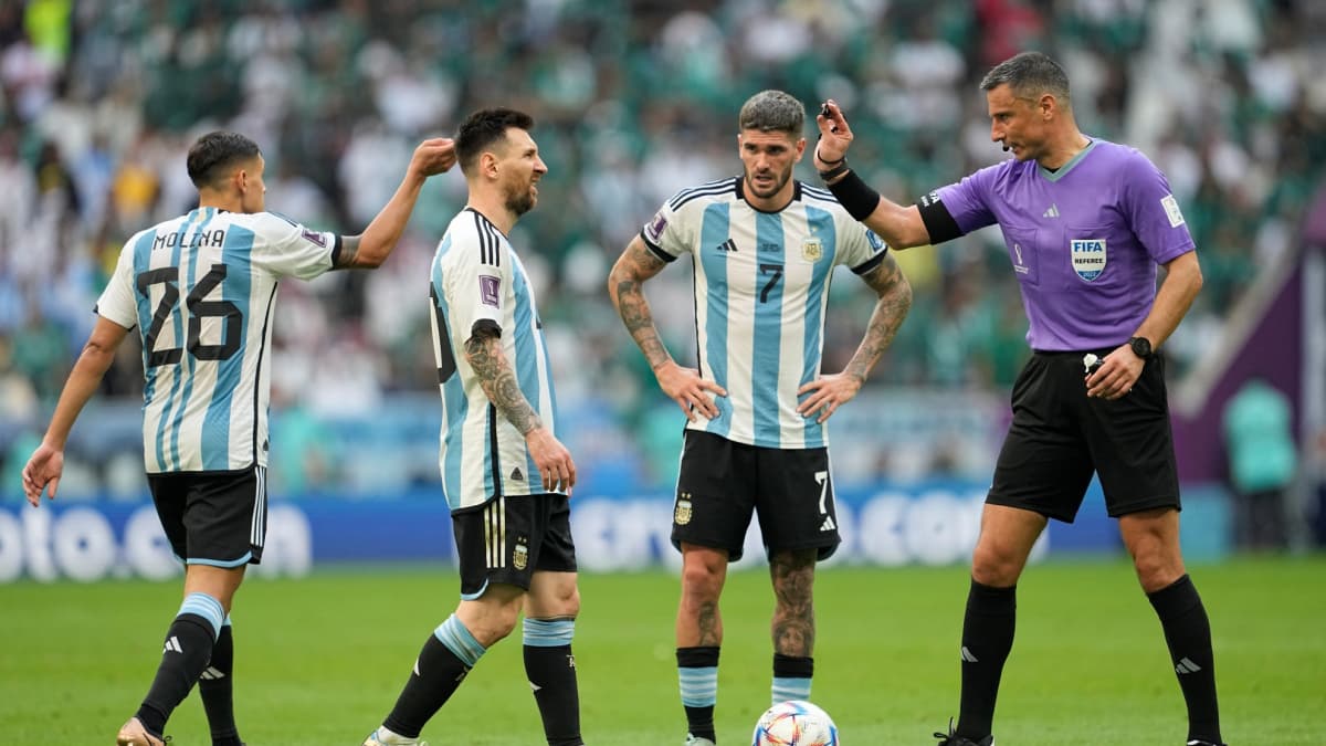 الأرجنتين وليونيل ميسي يعاودان اللقاء مع الحكم بعد هزيمتهم في كأس العالم واستعادة الجدل السابق