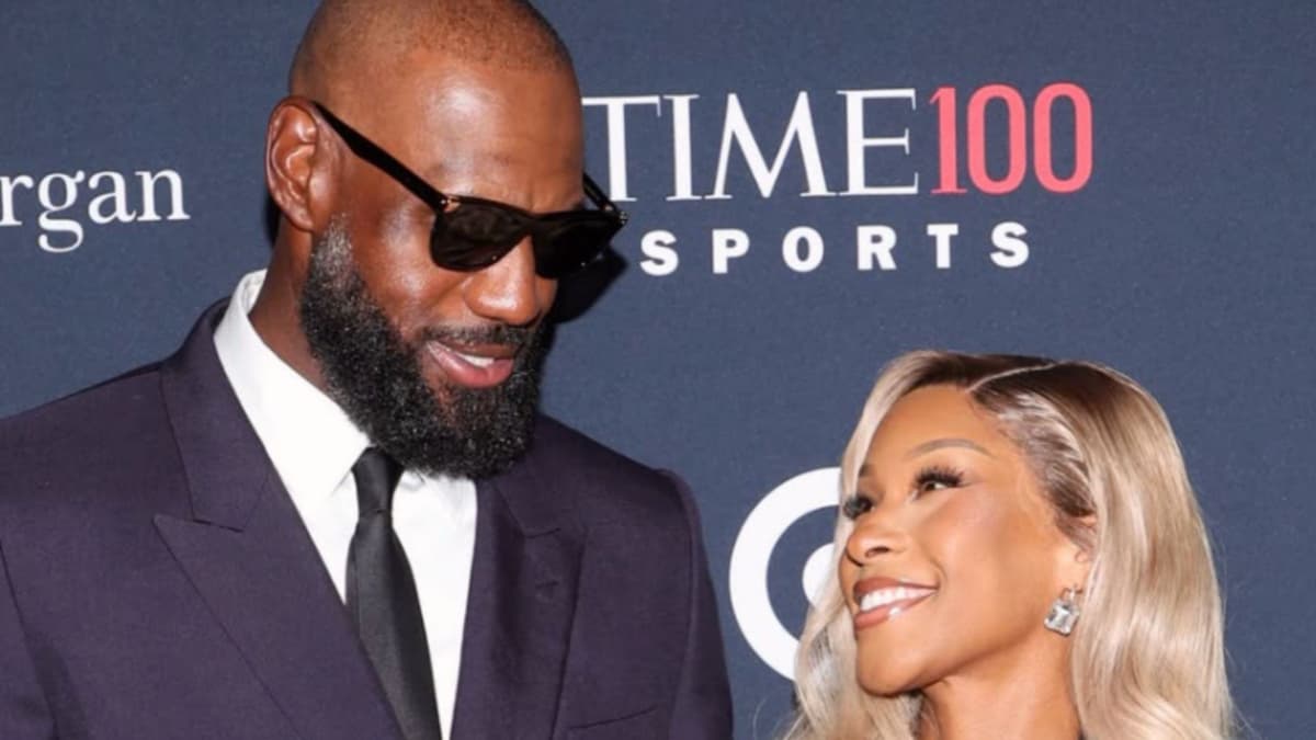 ليونارد جيمس يظهر بمظهره الأملس في حفل TIME100 للرياضة وسط انتظار قرار حرية التوقيع في الـNBA