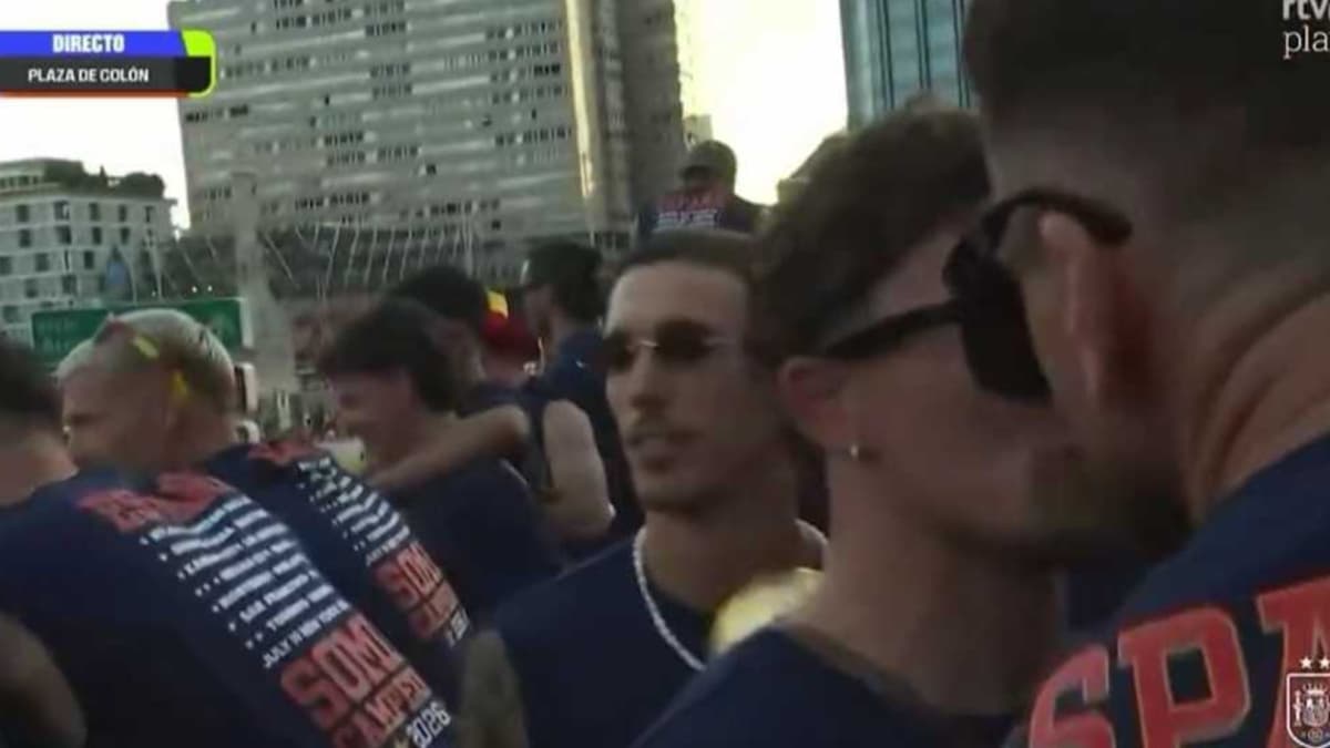 Spanish players share a kiss after celebration
