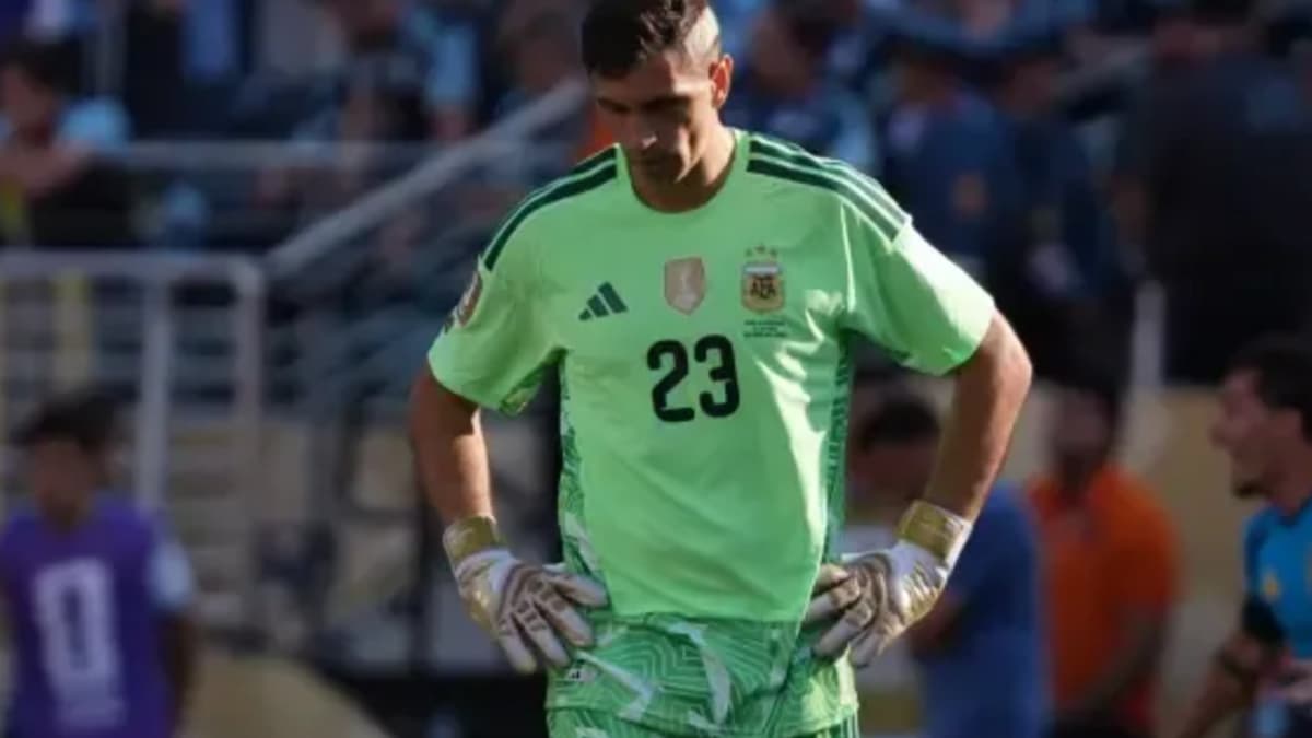 Is Dibu Martínez departing Argentina