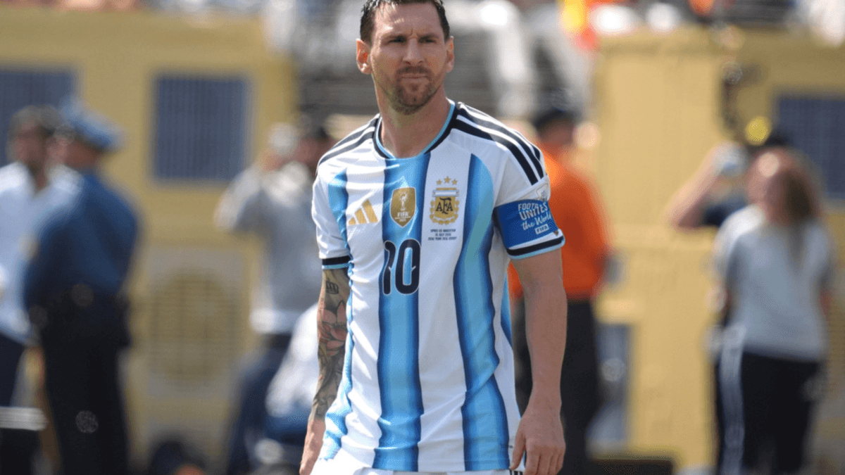 Messi returns quietly to Argentina