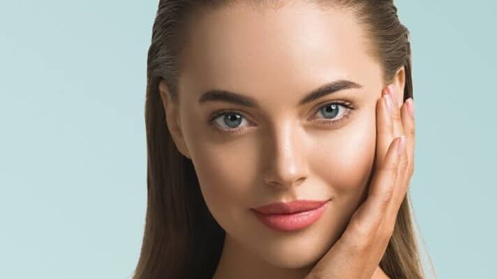 New Makeup Trend Moves Away from Mascara